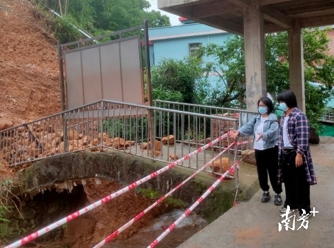 督查组到三排镇油岭村地质灾害点督查。