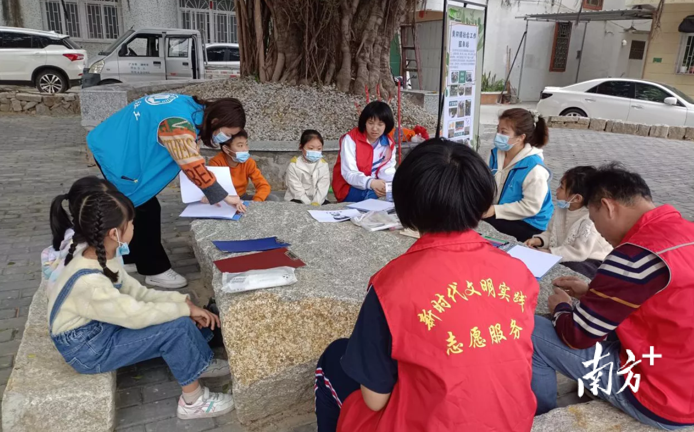 新合村“榕树下讲堂”成为党员志愿者服务群众的载体之一。受访者供图