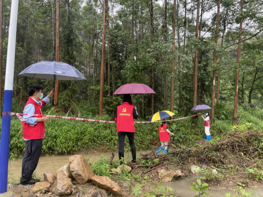 下太镇干部在巡视中发现水面过高，及时警戒