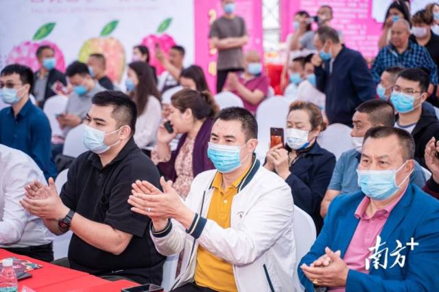 活动现场汇集了众多采购商代表