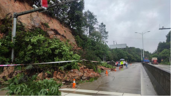 下太镇山体滑坡后及时拉起警戒线
