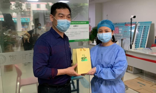 宝生园公司董事长、总经理朱旺向白云街护士赠送宝生园产品作为护士节礼物