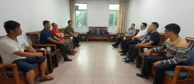 华南农业大学大豆团队和驻镇工作队以及镇领导在一起共商大豆发展新思路。