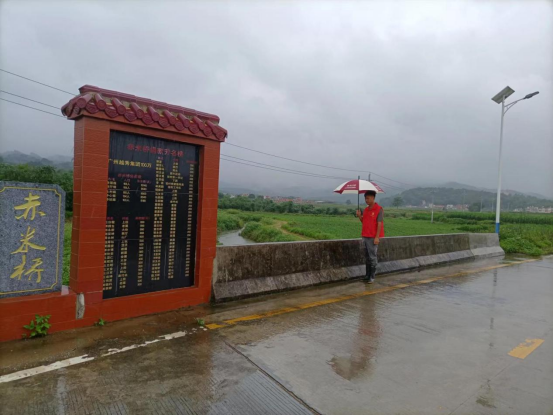 赤米村党支部书记在村内巡逻