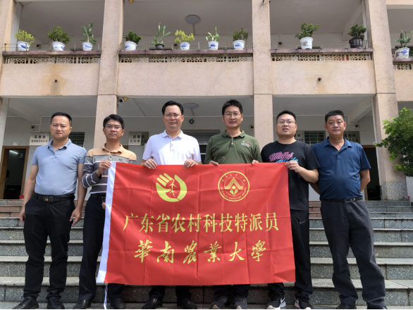 罗定市䓣塘镇人民政府陈达健镇长和驻镇工作队合影。