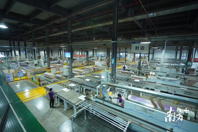 维尚家具智能工厂大力推动数智化转型,实现家具生产的个性化定制化.