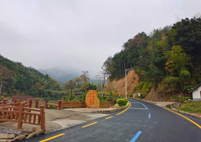 村镇道路干净整洁。