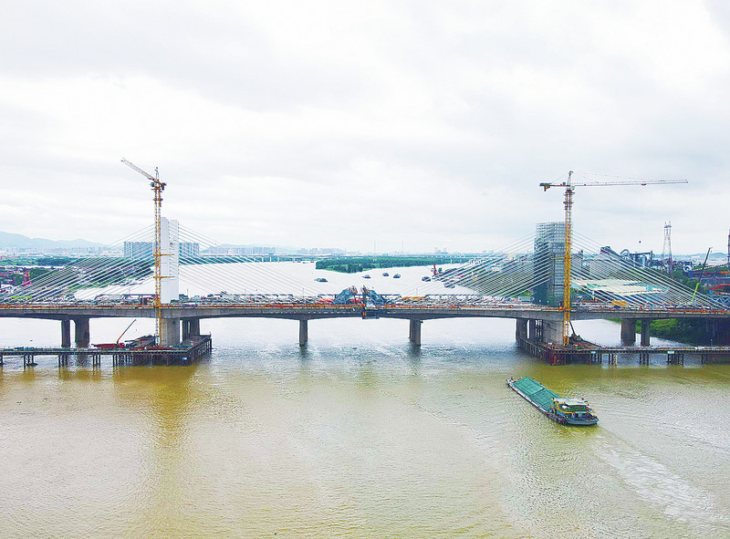 马房特大桥首个合龙段合龙