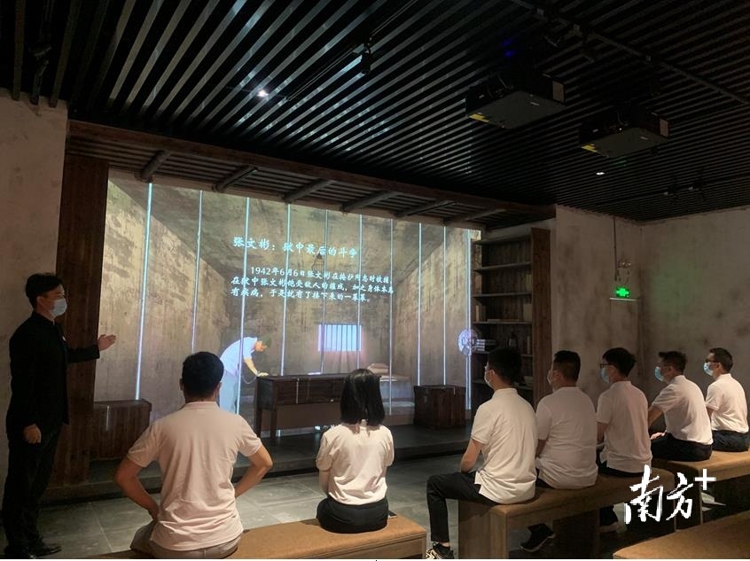 中共广东省委粤北省委旧址初心剧场正在播放张文彬事迹故事。邹春花 摄