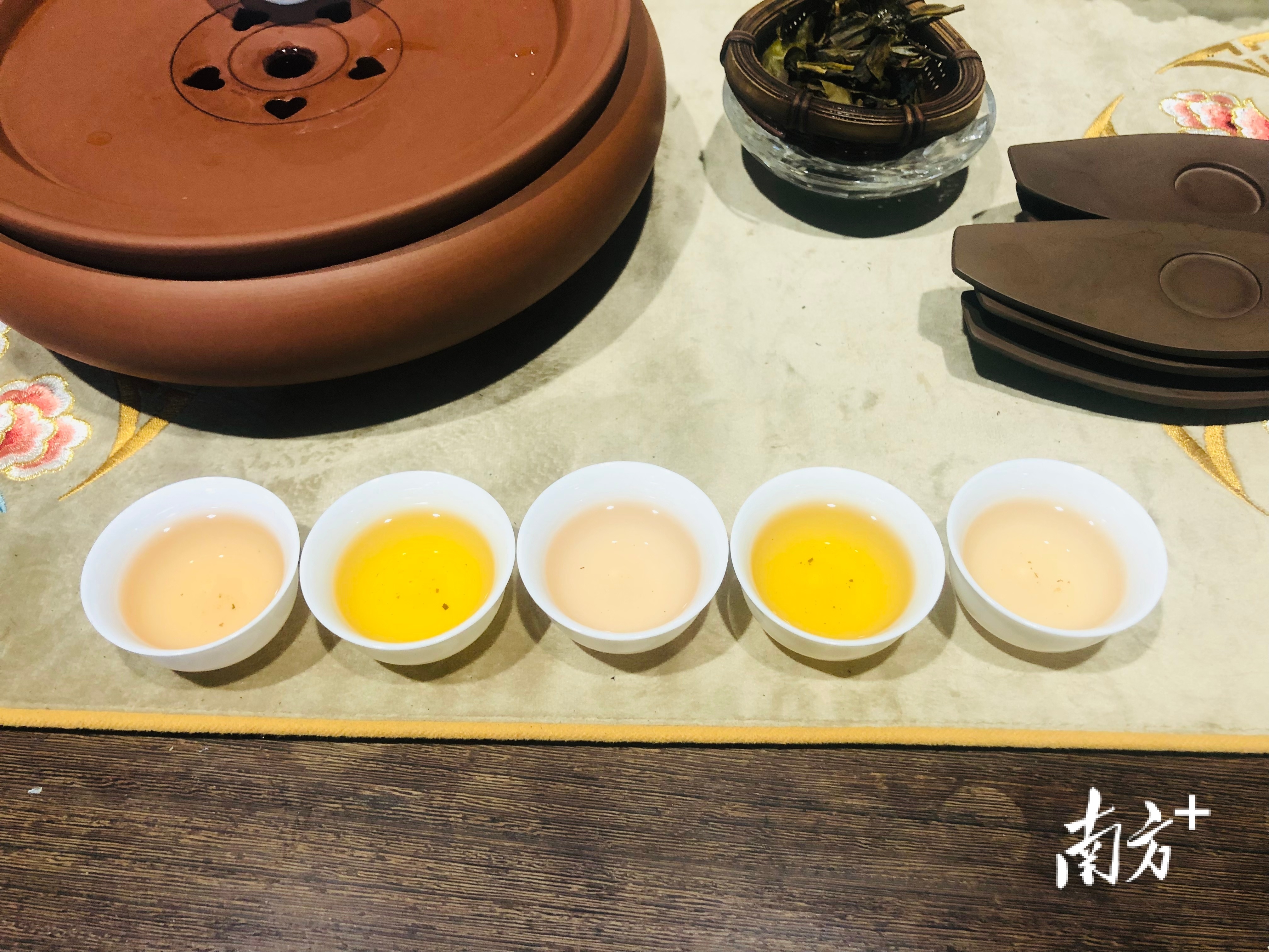 方云帆用明代煎茶法制作的工夫茶,同一份茶叶每次冲泡颜色、口味均有变化。 方云帆用明代煎茶法制作的工夫茶,同一份茶叶每次冲泡颜色、口味均有变化。