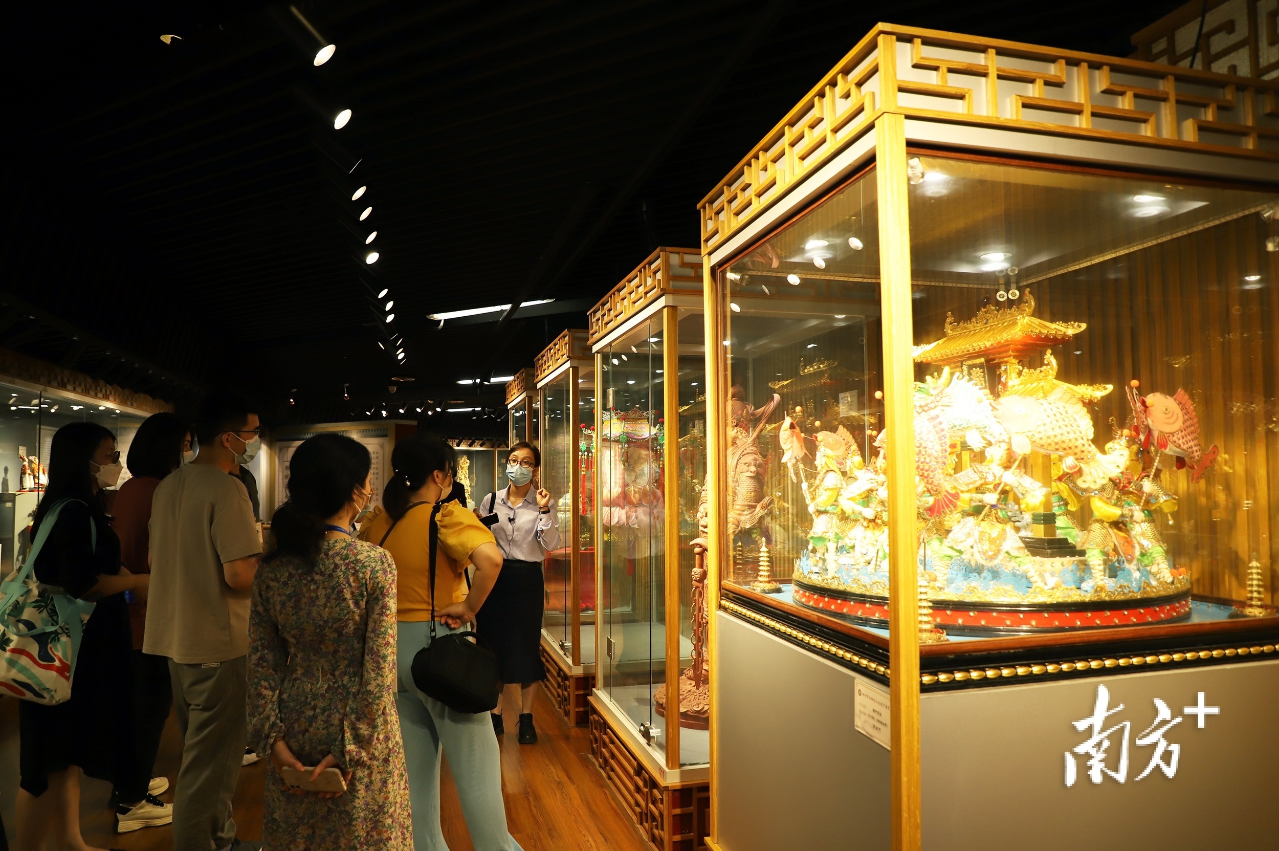 参观潮州市非物质文化遗产展馆。 南方+ 纪金娜 拍摄 参观潮州市非物质文化遗产展馆。 南方+ 纪金娜 拍摄