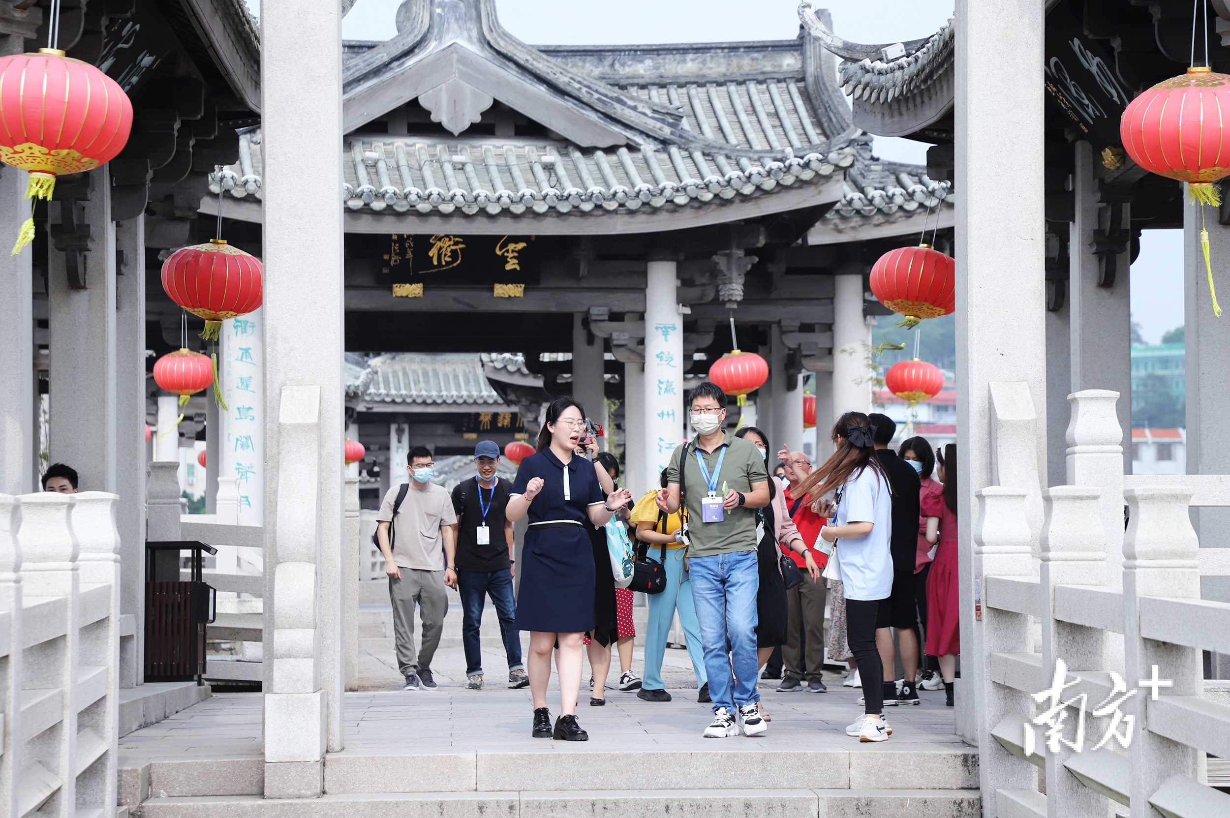 参观广济桥。 南方+ 纪金娜 拍摄 参观广济桥。 南方+ 纪金娜 拍摄