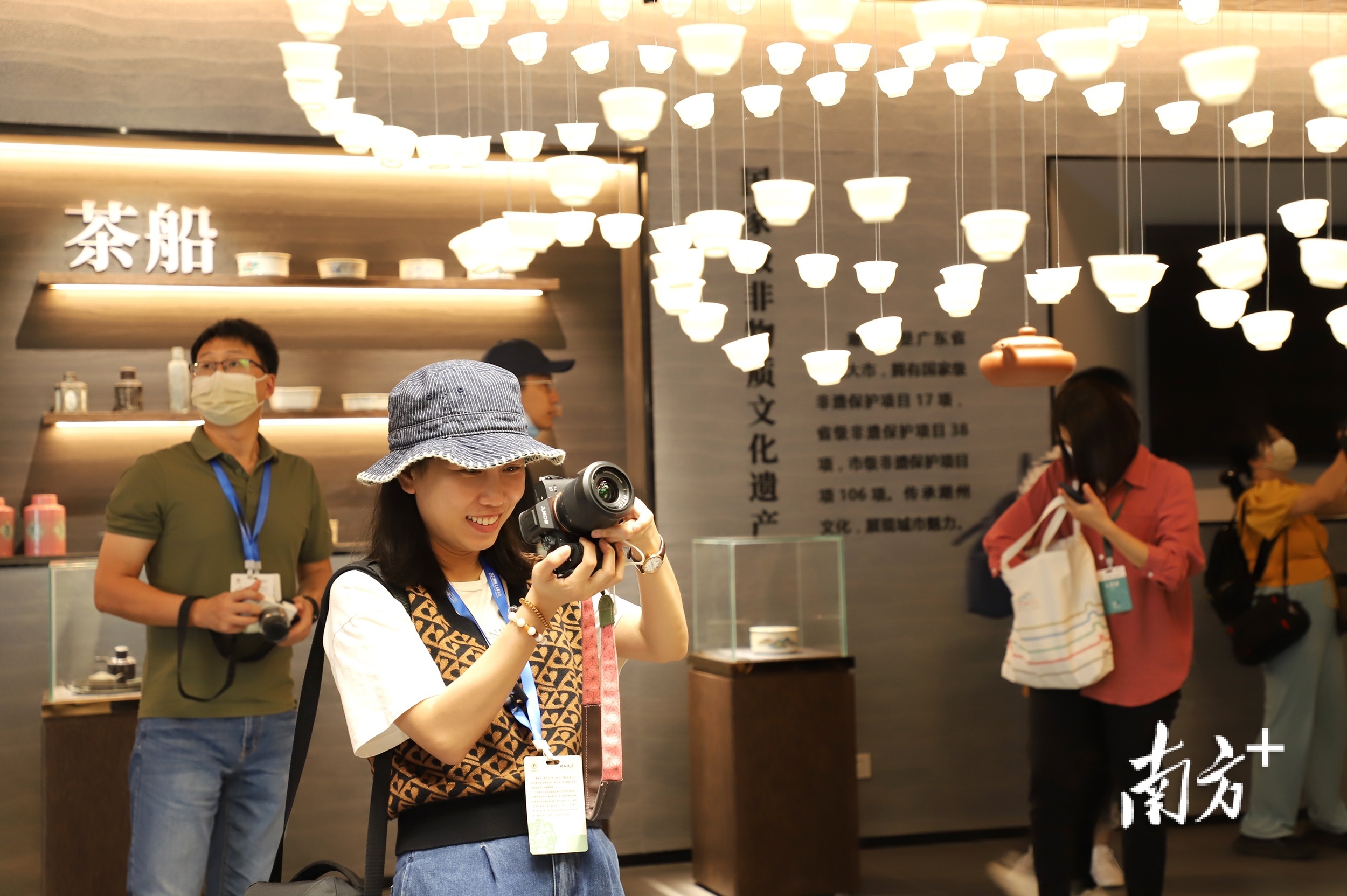 在广东千庭茶业投资有限公司体验潮州工夫茶文化。 南方+ 纪金娜 拍摄 在广东千庭茶业投资有限公司体验潮州工夫茶文化。 南方+ 纪金娜 拍摄