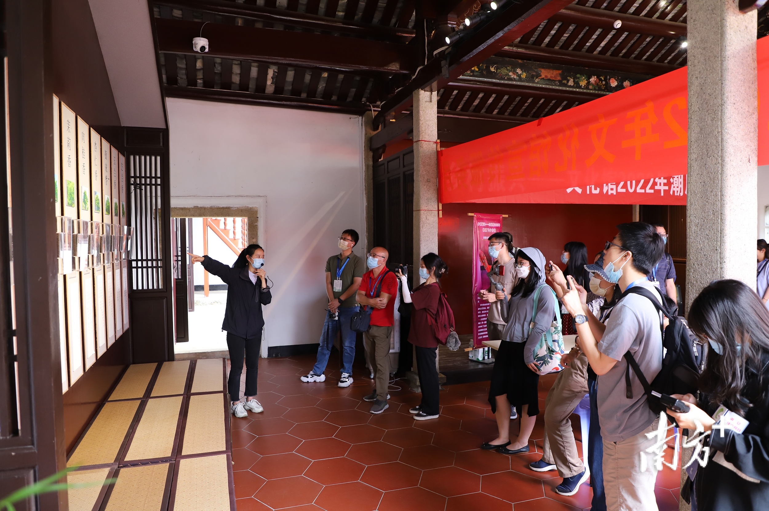 在凤凰单丛茶博物馆感受千年凤凰单丛的前世今生与茶人茶事。 南方+ 纪金娜 拍摄 在凤凰单丛茶博物馆感受千年凤凰单丛的前世今生与茶人茶事。 南方+ 纪金娜 拍摄