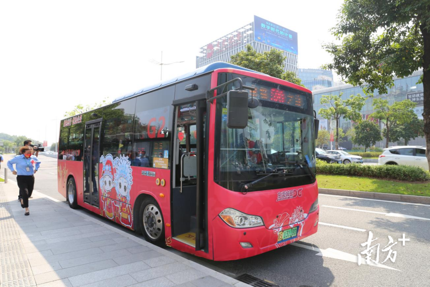 视频|520甜蜜蜜,东莞10对新人乘坐"幸福巴士"向幸福出发_南方plus