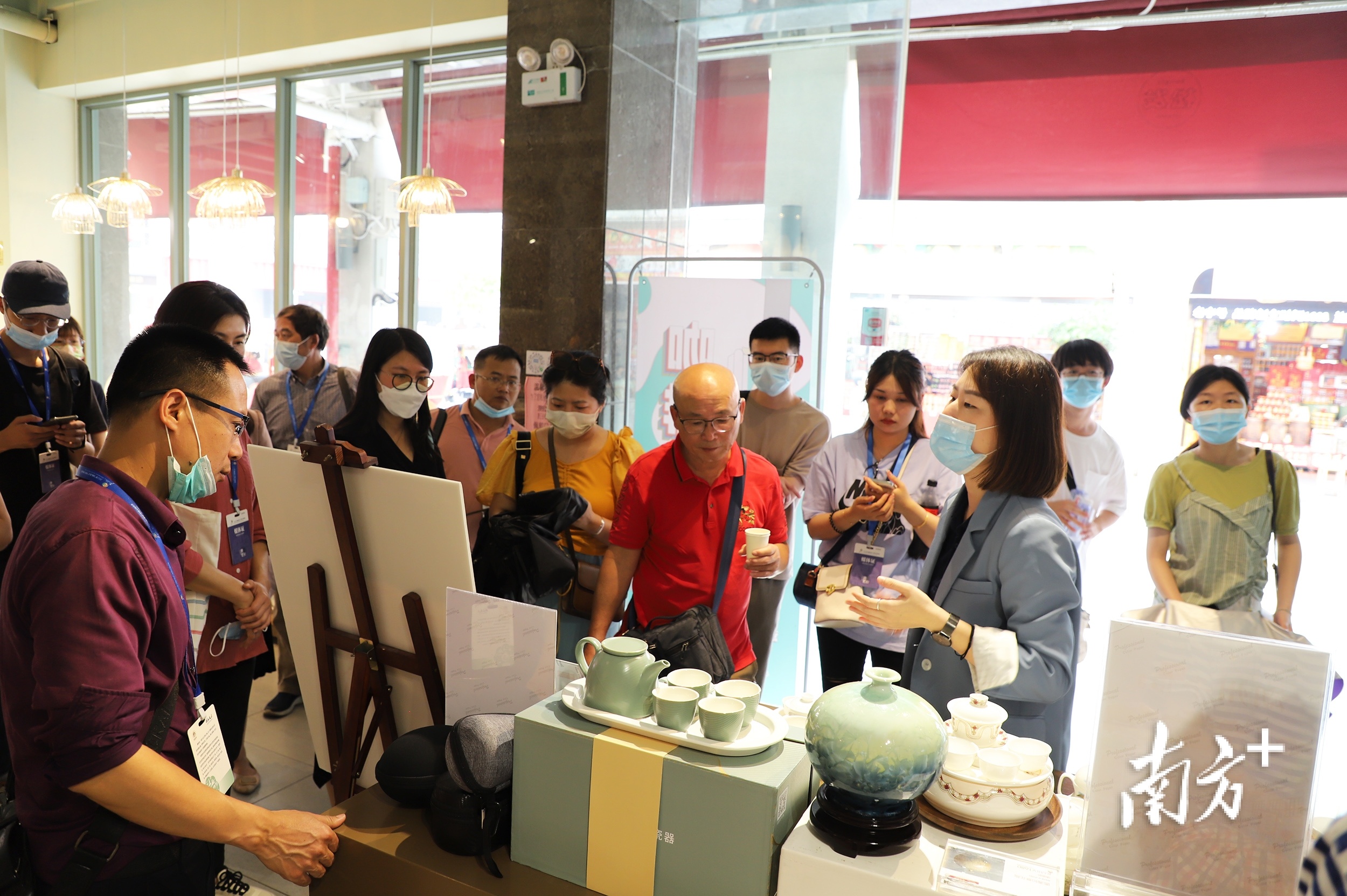 参观广东松发陶瓷股份有限公司在牌坊街的生活馆体验馆,了解潮州陶瓷文化。 南方+ 纪金娜 拍摄 参观广东松发陶瓷股份有限公司在牌坊街的生活馆体验馆,了解潮州陶瓷文化。 南方+ 纪金娜 拍摄