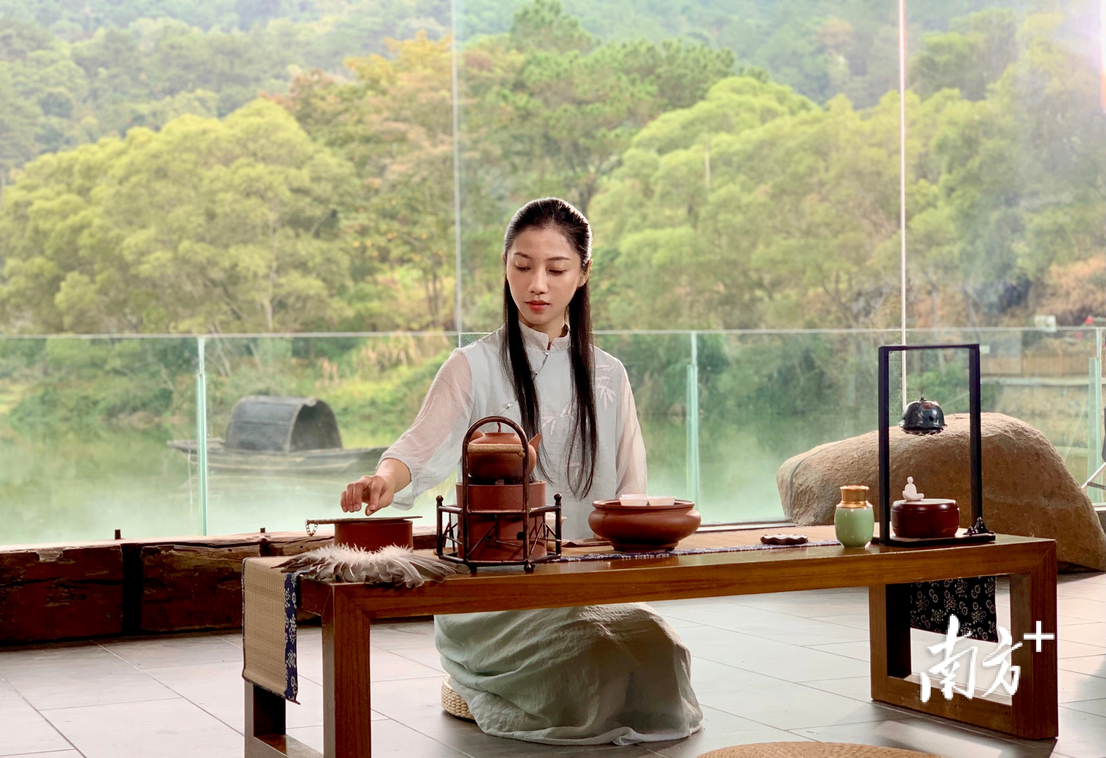 潮人将单丛茶特质与传承的中原茶叶冲泡技艺结合，形成特有的潮州工夫茶“二十一道冲泡技法”。