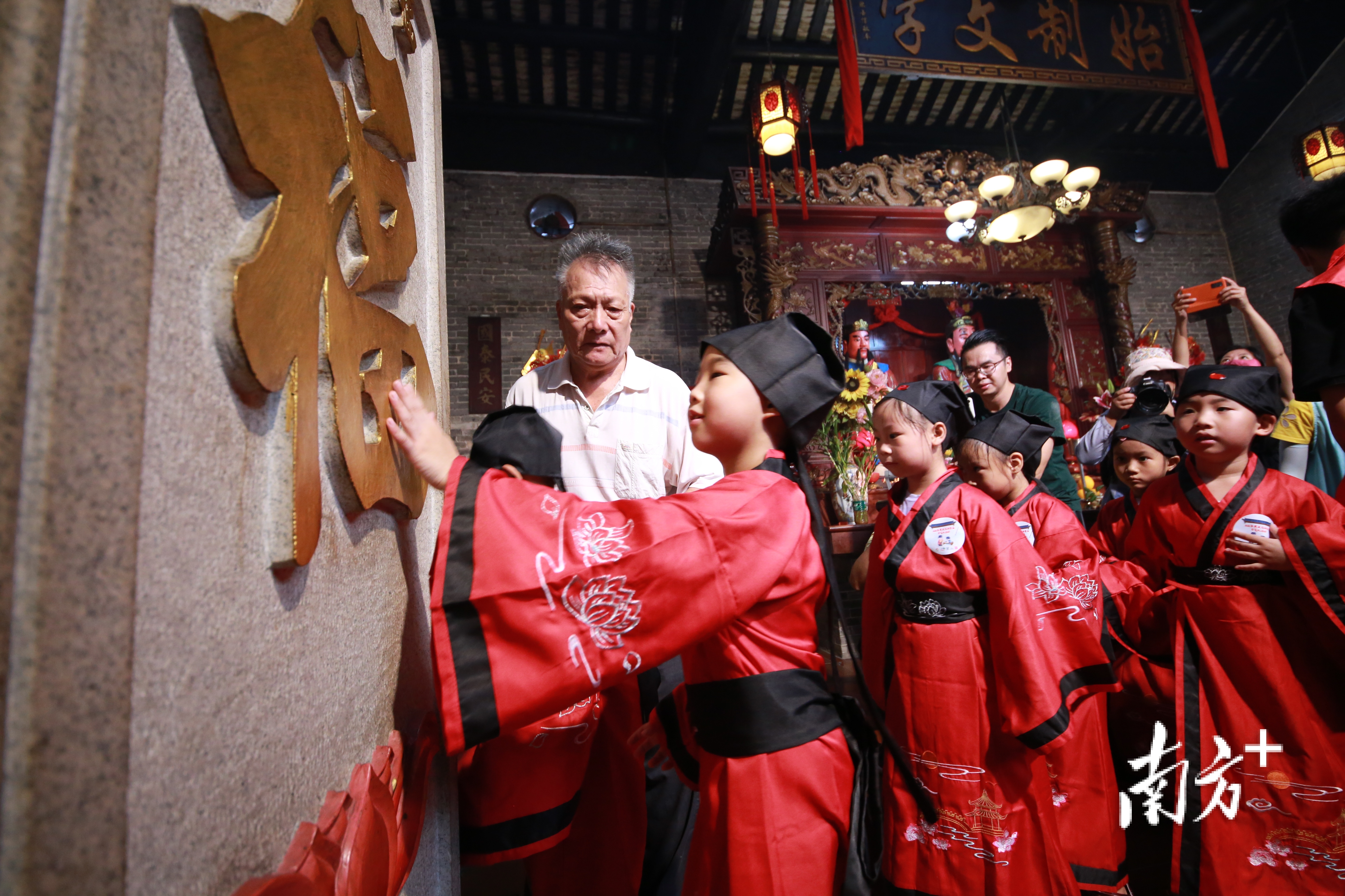 做好传承和弘扬，黄连制定 了“五年保护计划”。勒流宣办供图