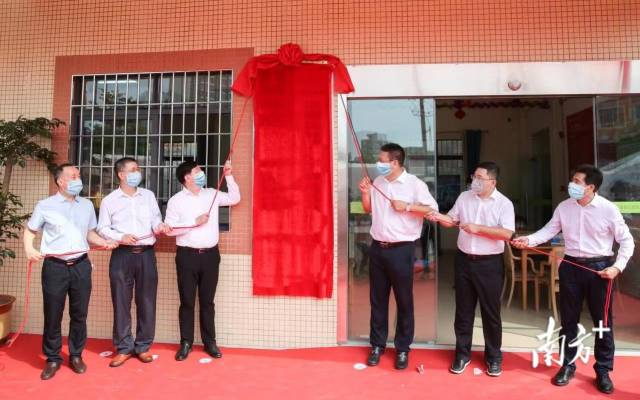 揭牌仪式。 揭牌仪式。