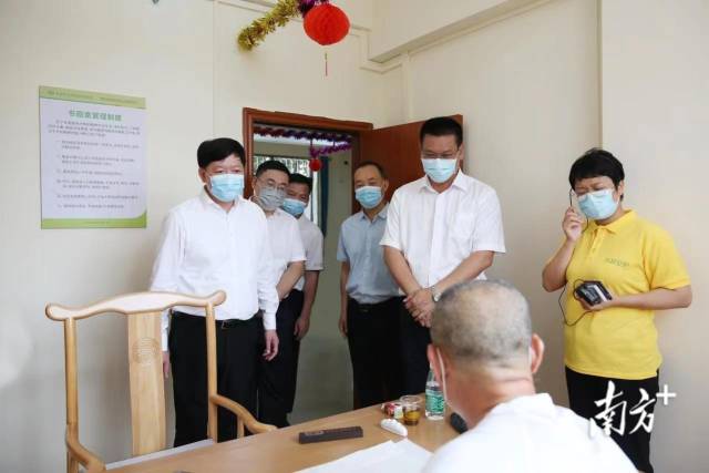 湛江市副市长李汉东一行了解服务中心长者的生活情况。 湛江市副市长李汉东一行了解服务中心长者的生活情况。
