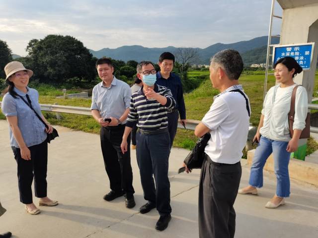 省农科院水稻所专家与广州市增城区农业农村局总农艺师李茂禾在交流。 省农科院水稻所专家与广州市增城区农业农村局总农艺师李茂禾在交流。
