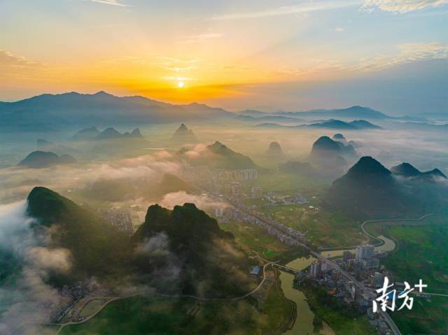 5月18日,清远英德市九龙镇,峰林日出,云雾弥漫.徐慧敏 摄