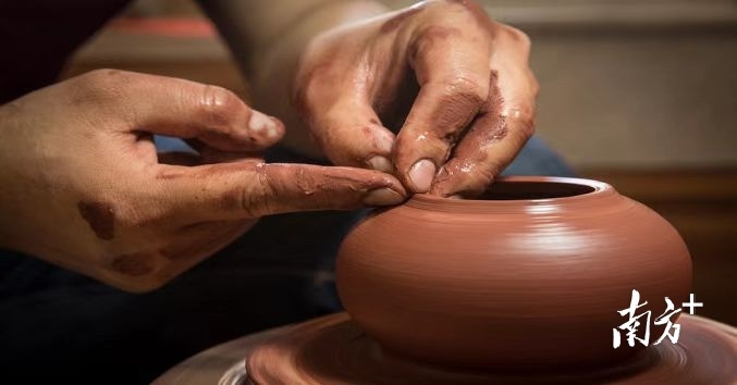 潮州非遗数量位居全省前列,手拉朱泥壶制作技艺精妙绝伦。 潮州非遗数量位居全省前列,手拉朱泥壶制作技艺精妙绝伦。