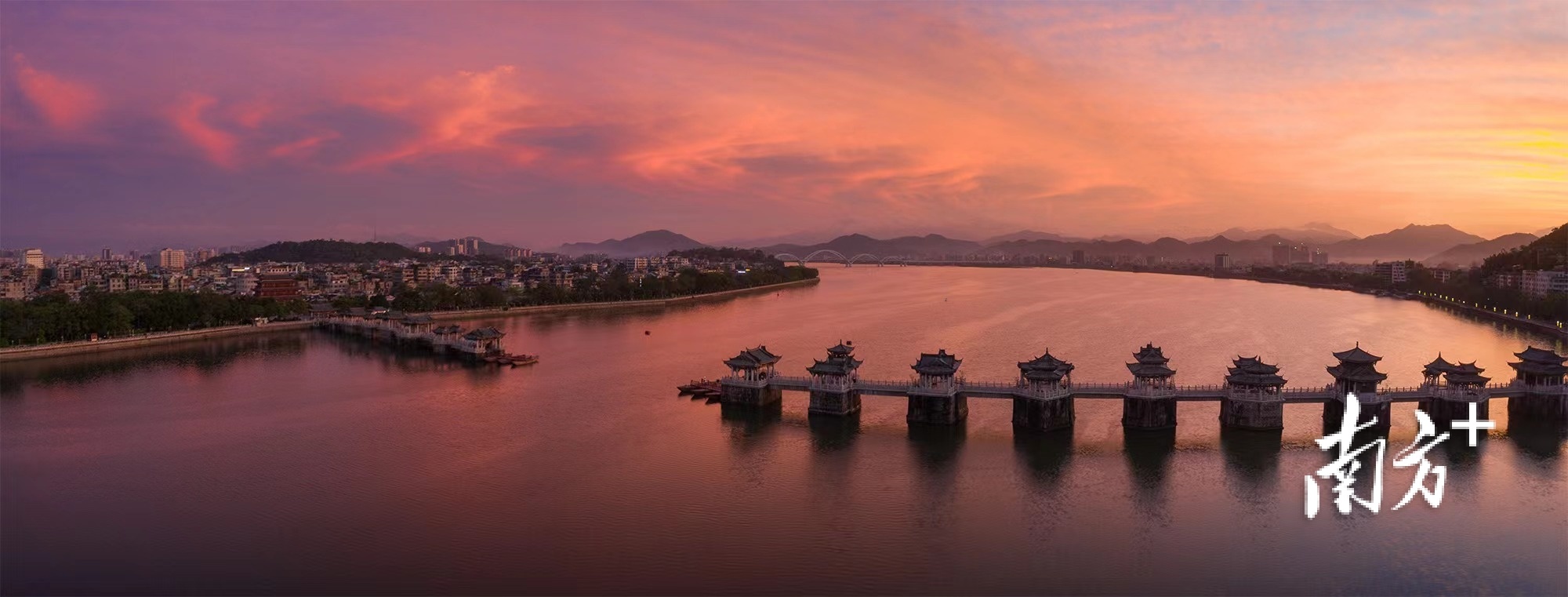 潮州古城文物古迹兴盛,广济桥横跨韩江,为全国重点保护文物。林文强 摄 潮州古城文物古迹兴盛,广济桥横跨韩江,为全国重点保护文物。林文强 摄