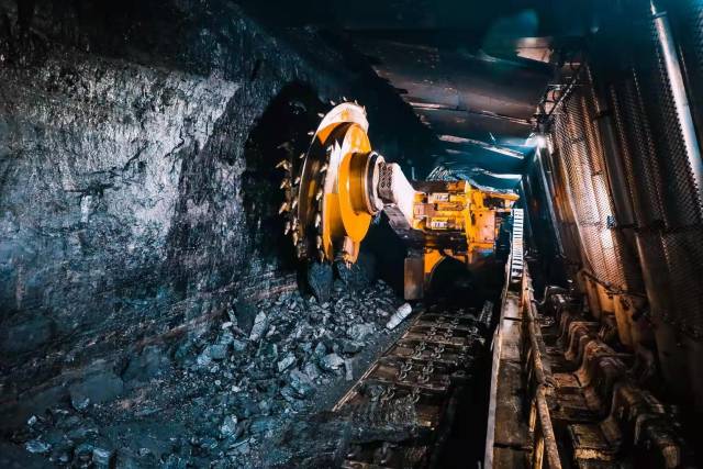 动动鼠标就能挖煤记者带你沉浸式探秘智能化矿井