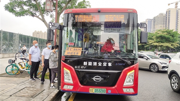 5月23日,C时代南海互联网产业园定制公交线路开通。 5月23日,C时代南海互联网产业园定制公交线路开通。