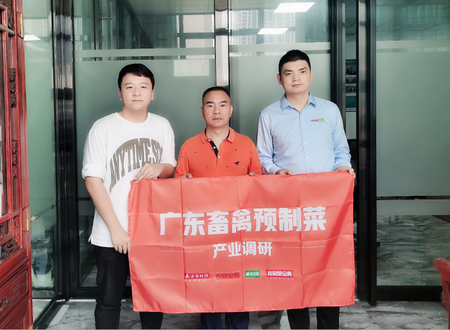 广东盈富农业有限公司董事长陈建（左二）与南方农村报记者合影