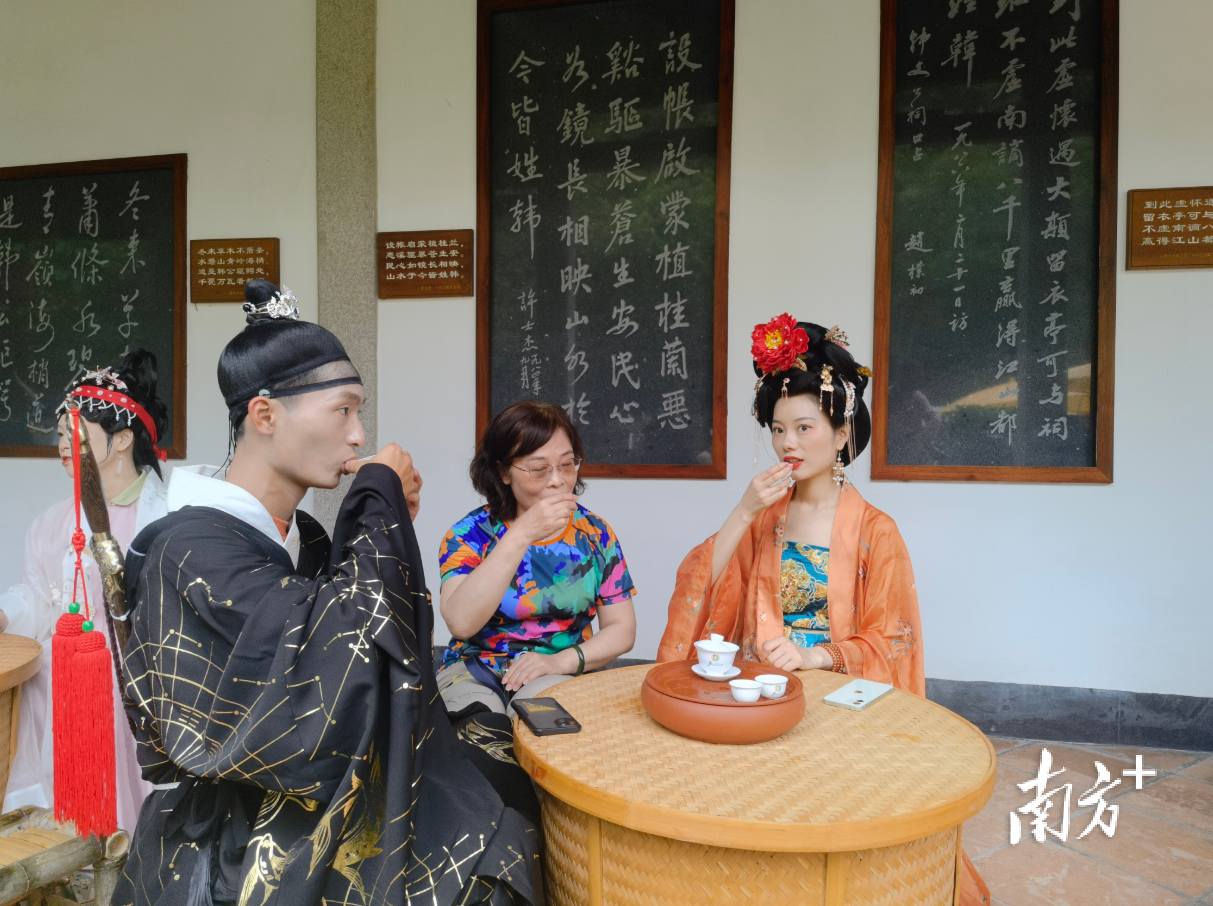 韩文公祠的古风古韵，潮州工夫茶的古色古香，让身着古装汉服的茶客仿佛置身古代。董志豪 摄