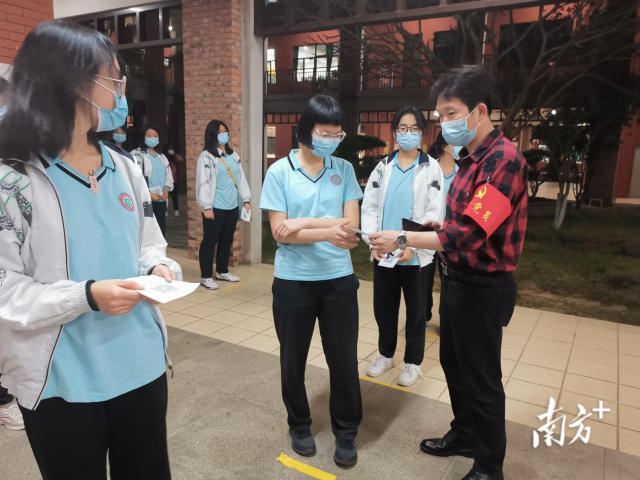 今年3月16日晚，中山翠亨新区开展全员核酸检测， 中山纪念中学党委迅速部署。受访者供图。