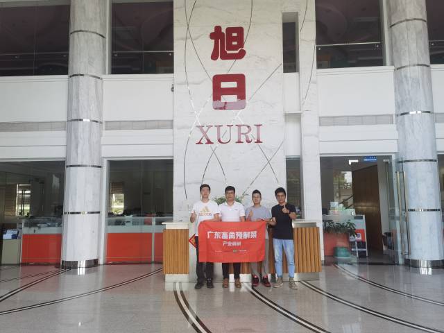 农财宝典新牧网记者与旭日蛋品总经理姚辉亮（左二）合影