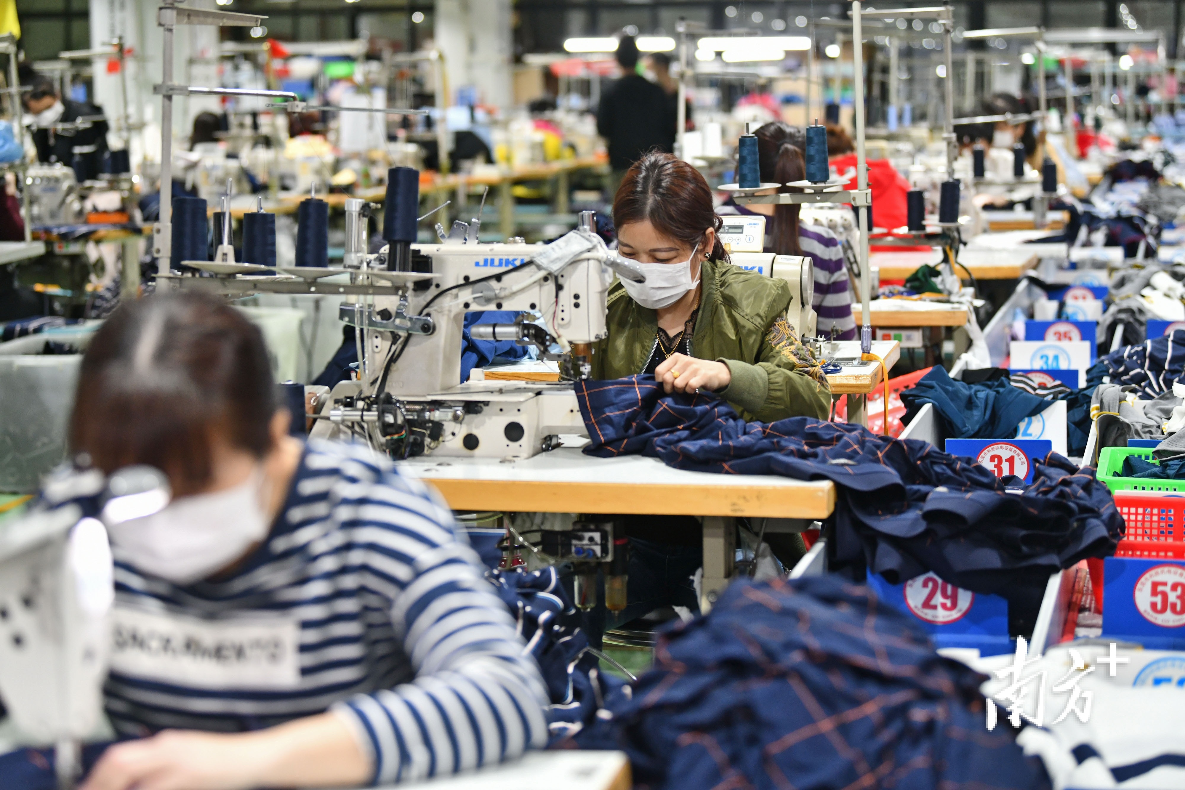 佛山某服装企业.戴嘉信 摄