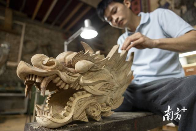 张伟潮向记者介绍新"东坡号"龙头龙尾的制作难度.