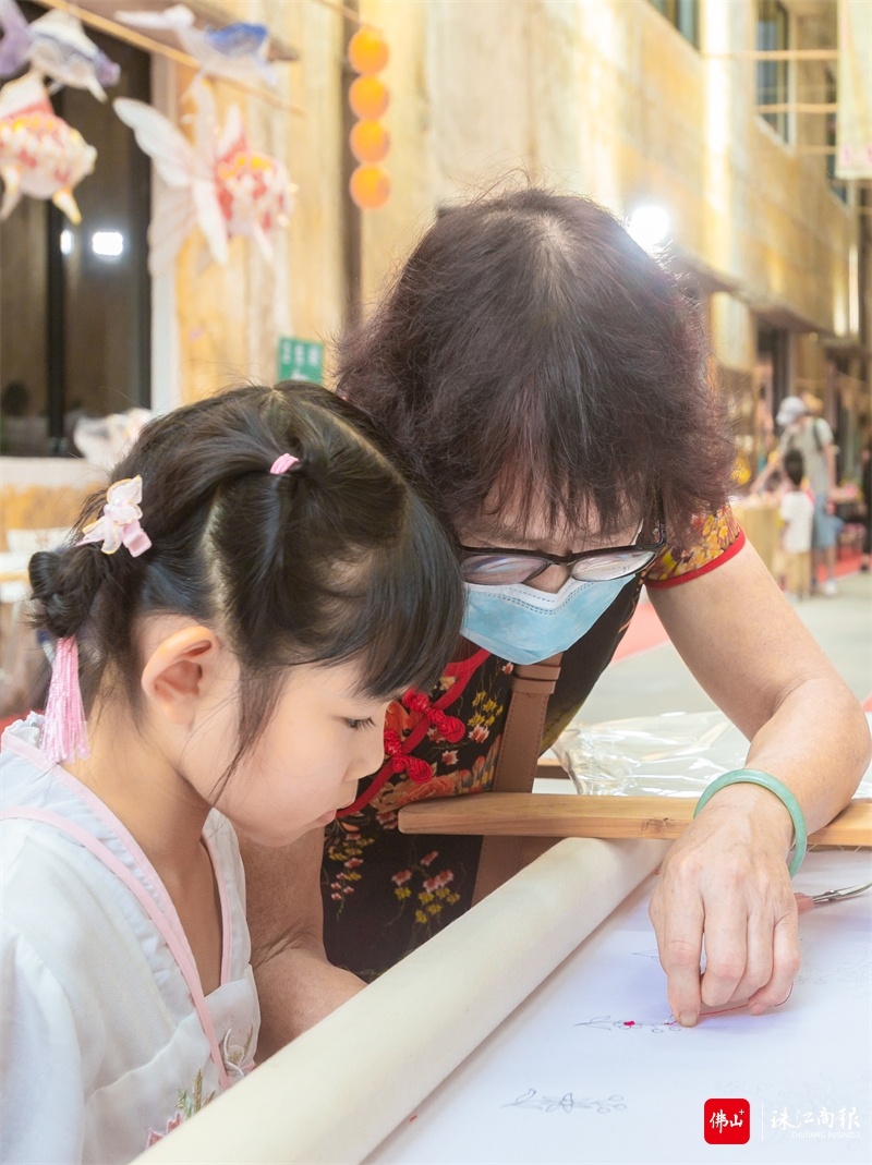 小朋友现场体验广绣制作。 小朋友现场体验广绣制作。