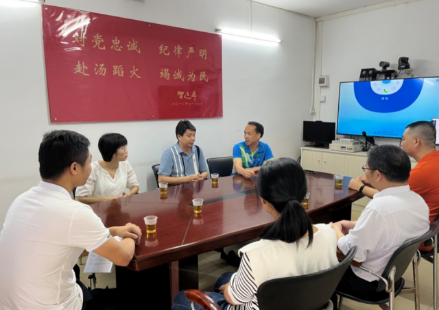 王晓飞专家一行在苹塘镇政府座谈交流。