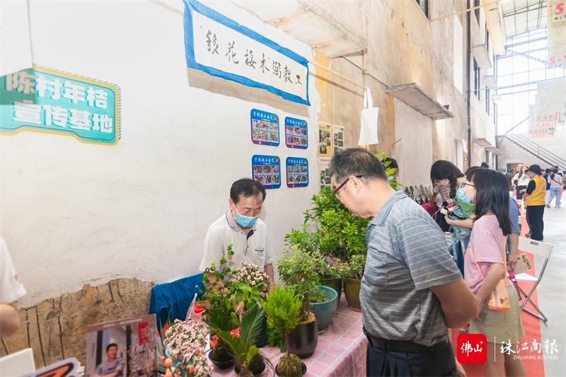 手艺人现场展示植物嫁接技艺。 手艺人现场展示植物嫁接技艺。