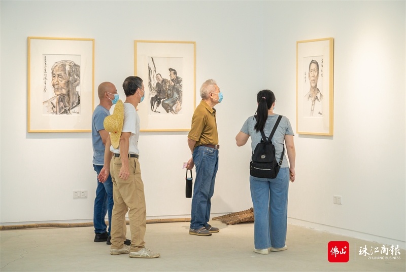不少市民前来观看“青田肖像”展。