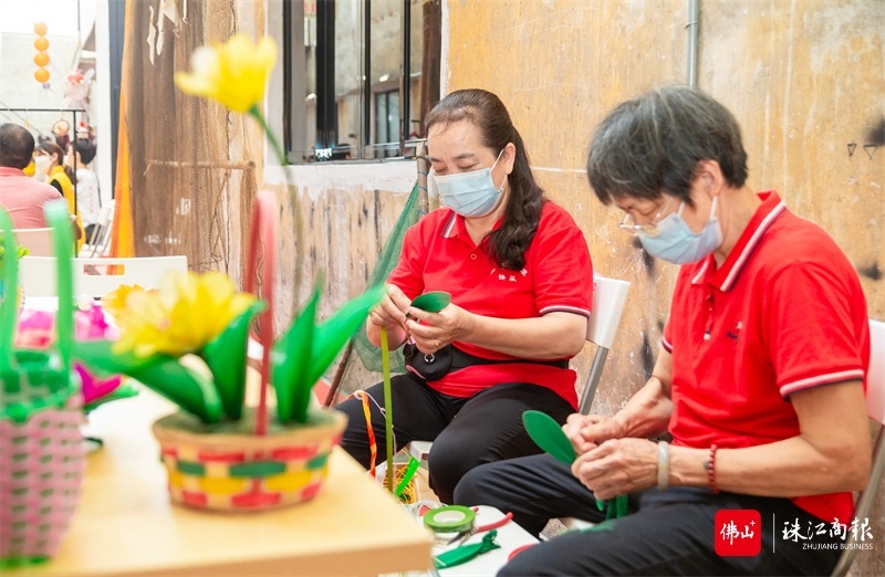 民间手工艺品制作现场展示。 民间手工艺品制作现场展示。