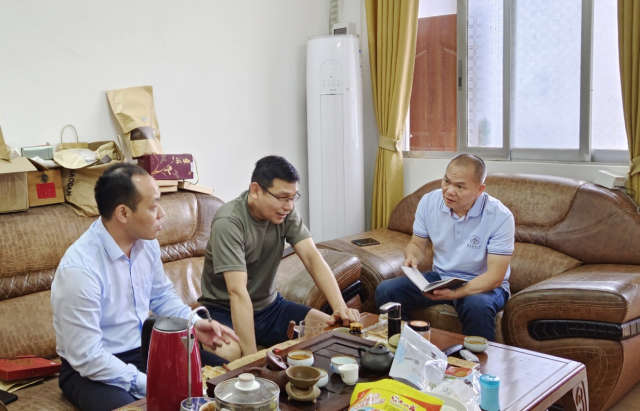 专家教授与驻镇工作队、镇政府领导一起深入探讨黄坑农业产业发展