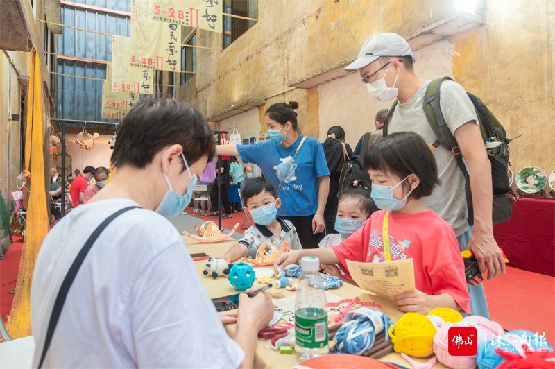 展示现场精致的手工艺品吸引不少小朋友的目光。 展示现场精致的手工艺品吸引不少小朋友的目光。