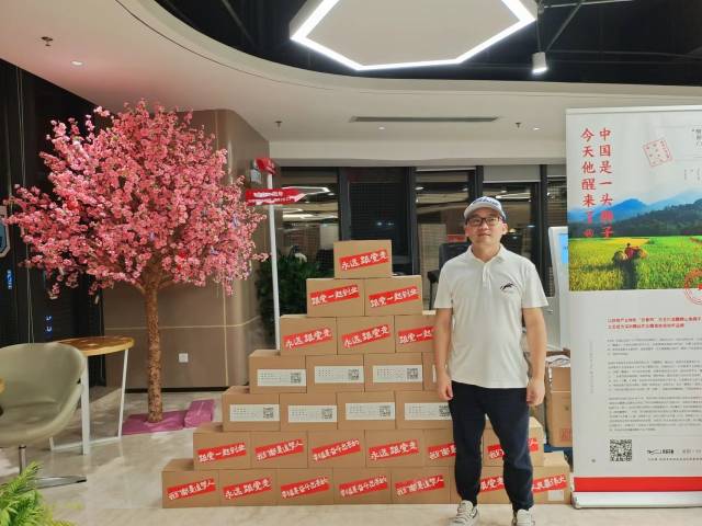 陈文镇带领“醒狮山”系列产品参加展销活动。