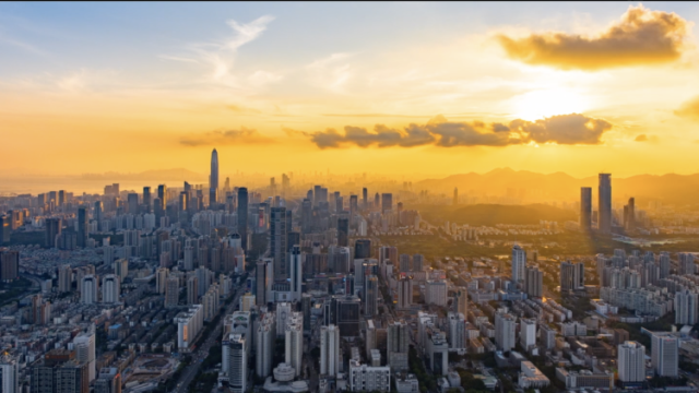 平凡铸就伟大，英雄来自人民， 致敬我们的新时代！