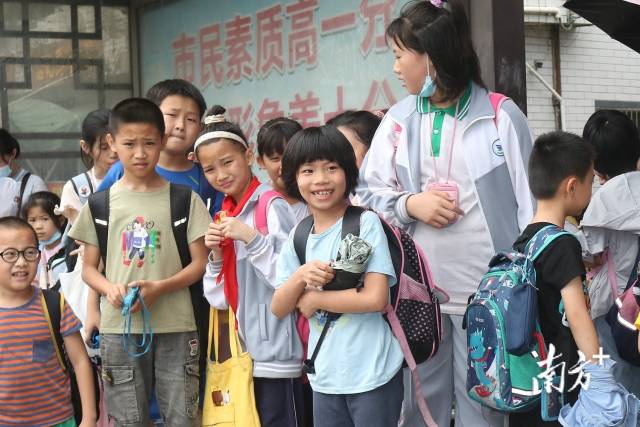 放学后，城东镇中心小学的孩子等待“村村通”班车回家。陈泽铭 摄