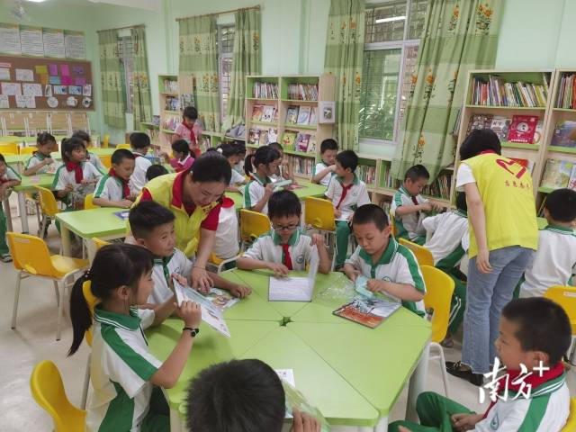 留守儿童在学校“爱心之家”玩游戏。  受访者供图