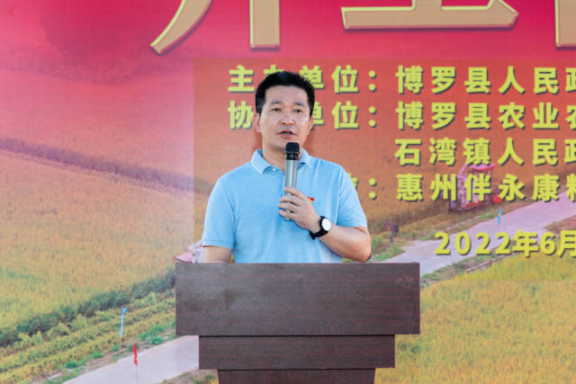 石湾镇镇长曾健锋。  