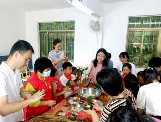 工作队成员与学生一起包粽子