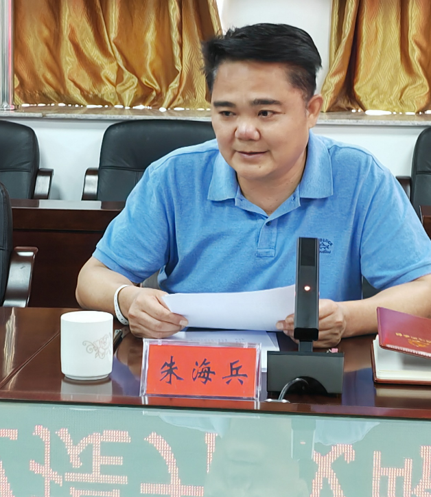 始兴县委副书记朱海兵。